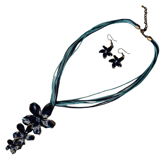 SALE💕 Jewellery Set Blue Flower Pendant Necklace Matching Drop Earrings - Picture 4 of 9